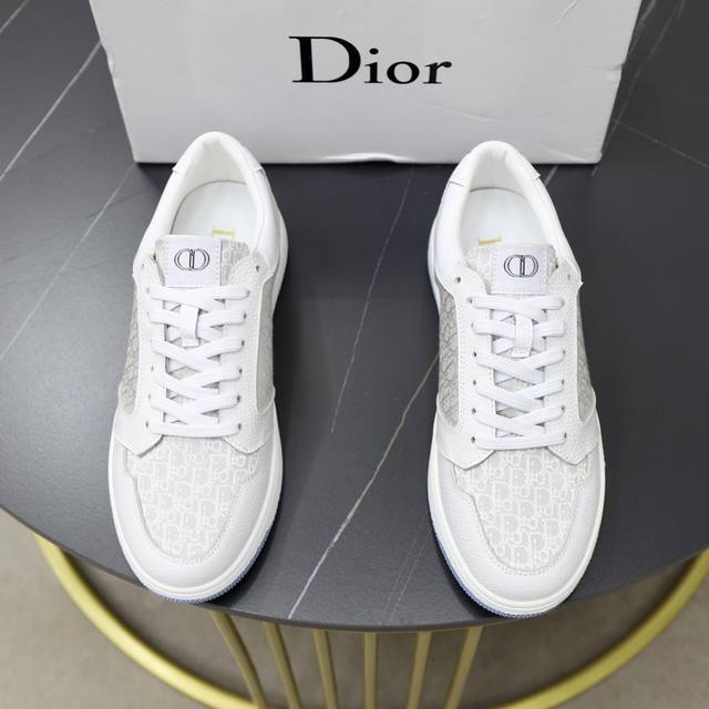 出厂价： 品牌：迪奥dior 标准码：男码38 44 45可以定做 等级：官网同款 材料：原版牛皮料 舒适透气内里 原版耐磨柔软大底 款式类别：休闲运动版 年轻